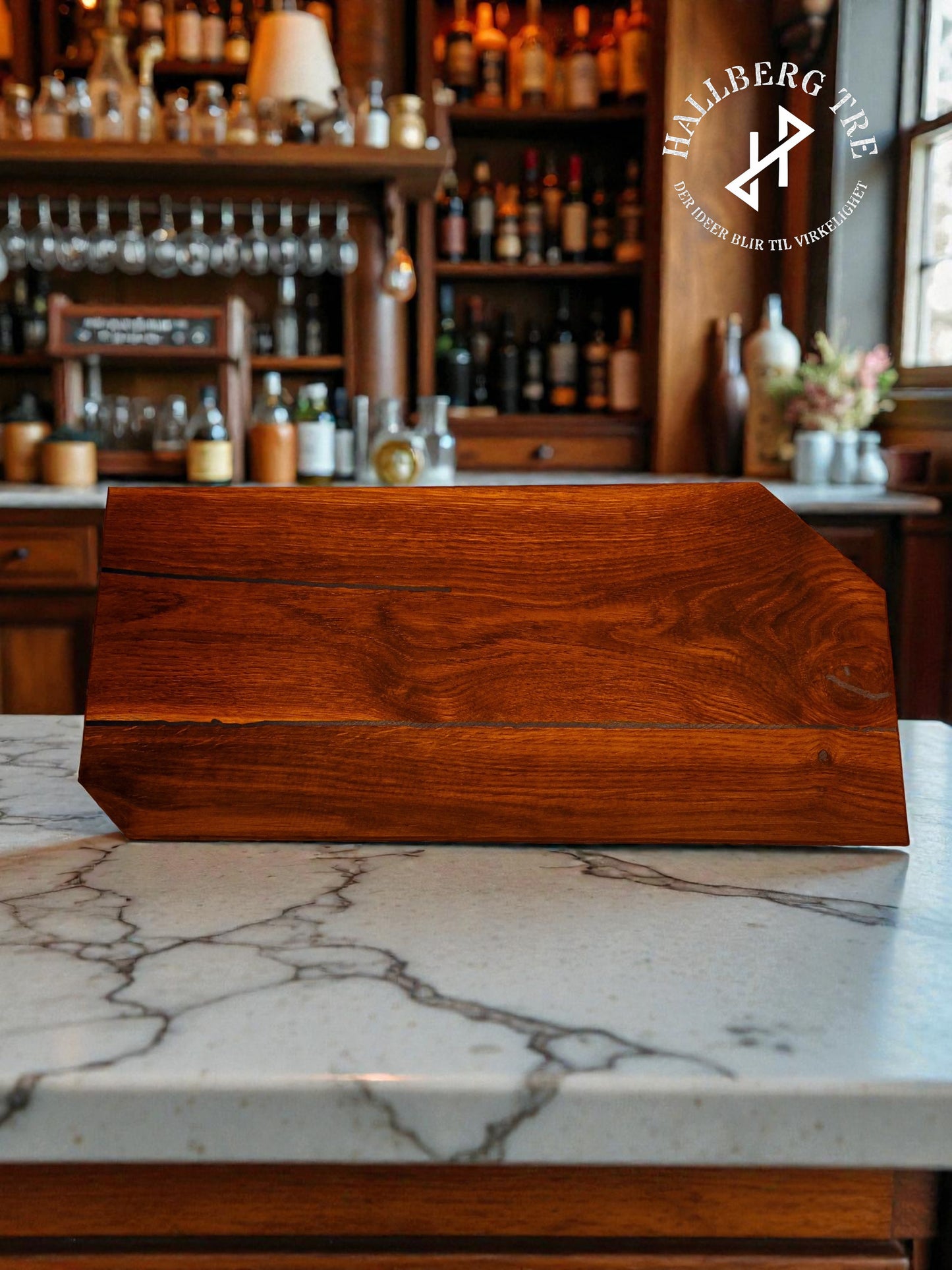 Et stykke Iveland til ditt hjem – Unik serveringsfjøl i mørk eik og blå epoxy